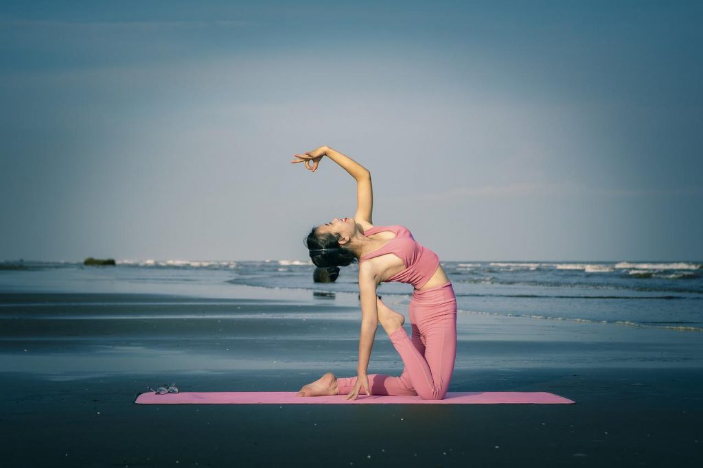 Femme qui bénéficie des bienfaits du yoga